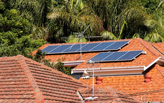 Paneles y calentadores solares en acción.